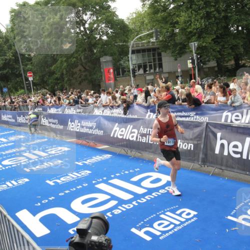 29.06.2025 - hella hamburg halbmarathon Michael Strokosch http://msf.ph/oto/8537297 29.06.2025 10:31:33 Ziel  meine-sportfotos.de