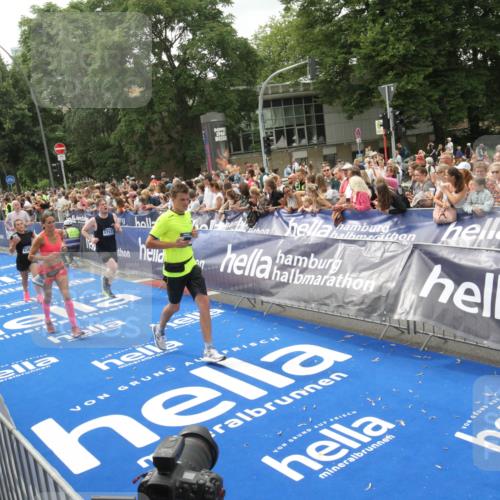 29.06.2025 - hella hamburg halbmarathon Michael Strokosch http://msf.ph/oto/8537298 29.06.2025 10:49:13 Ziel  meine-sportfotos.de