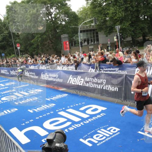29.06.2025 - hella hamburg halbmarathon Michael Strokosch http://msf.ph/oto/8537299 29.06.2025 10:31:33 Ziel  meine-sportfotos.de