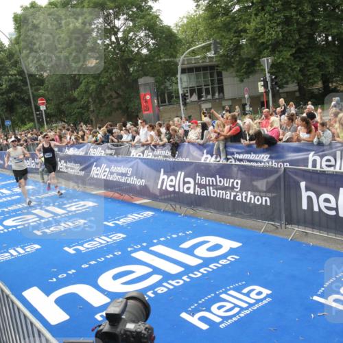 29.06.2025 - hella hamburg halbmarathon Michael Strokosch http://msf.ph/oto/8537303 29.06.2025 10:31:39 Ziel  meine-sportfotos.de