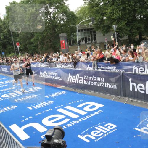 29.06.2025 - hella hamburg halbmarathon Michael Strokosch http://msf.ph/oto/8537305 29.06.2025 10:31:39 Ziel  meine-sportfotos.de