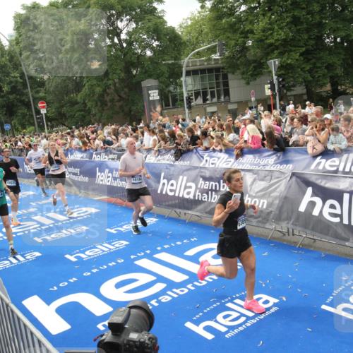 29.06.2025 - hella hamburg halbmarathon Michael Strokosch http://msf.ph/oto/8537306 29.06.2025 10:49:16 Ziel  meine-sportfotos.de
