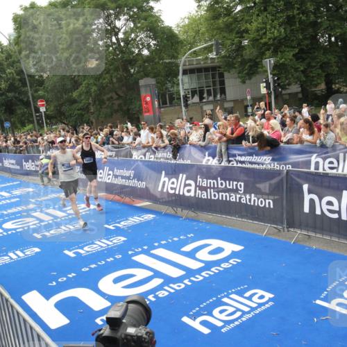 29.06.2025 - hella hamburg halbmarathon Michael Strokosch http://msf.ph/oto/8537307 29.06.2025 10:31:39 Ziel  meine-sportfotos.de