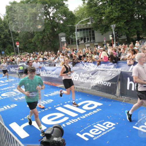 29.06.2025 - hella hamburg halbmarathon Michael Strokosch http://msf.ph/oto/8537308 29.06.2025 10:49:17 Ziel  meine-sportfotos.de