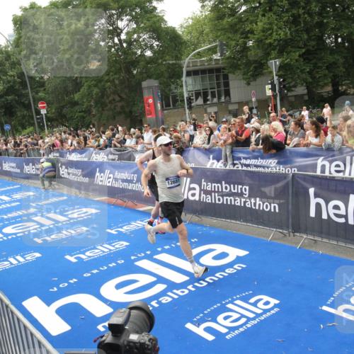 29.06.2025 - hella hamburg halbmarathon Michael Strokosch http://msf.ph/oto/8537311 29.06.2025 10:31:40 Ziel  meine-sportfotos.de