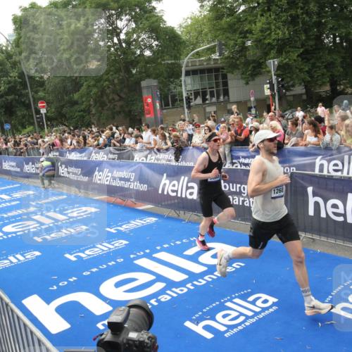 29.06.2025 - hella hamburg halbmarathon Michael Strokosch http://msf.ph/oto/8537313 29.06.2025 10:31:40 Ziel  meine-sportfotos.de