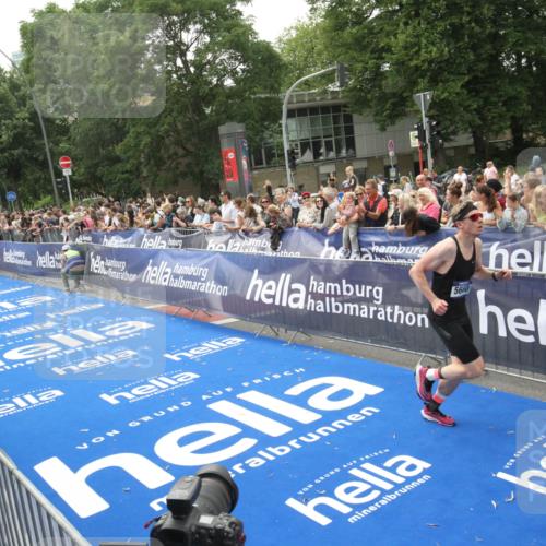 29.06.2025 - hella hamburg halbmarathon Michael Strokosch http://msf.ph/oto/8537315 29.06.2025 10:31:41 Ziel  meine-sportfotos.de