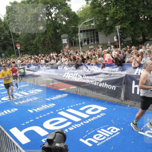 29.06.2025 - hella hamburg halbmarathon Michael Strokosch http://msf.ph/oto/8537318 29.06.2025 10:49:20 Ziel  meine-sportfotos.de
