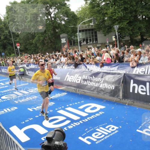 29.06.2025 - hella hamburg halbmarathon Michael Strokosch http://msf.ph/oto/8537319 29.06.2025 10:49:21 Ziel  meine-sportfotos.de