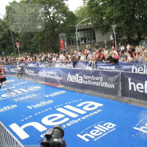 29.06.2025 - hella hamburg halbmarathon Michael Strokosch http://msf.ph/oto/8537320 29.06.2025 10:31:41 Ziel  meine-sportfotos.de