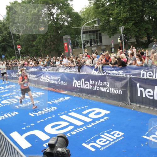 29.06.2025 - hella hamburg halbmarathon Michael Strokosch http://msf.ph/oto/8537321 29.06.2025 10:31:42 Ziel  meine-sportfotos.de