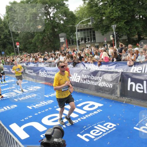29.06.2025 - hella hamburg halbmarathon Michael Strokosch http://msf.ph/oto/8537322 29.06.2025 10:49:21 Ziel  meine-sportfotos.de