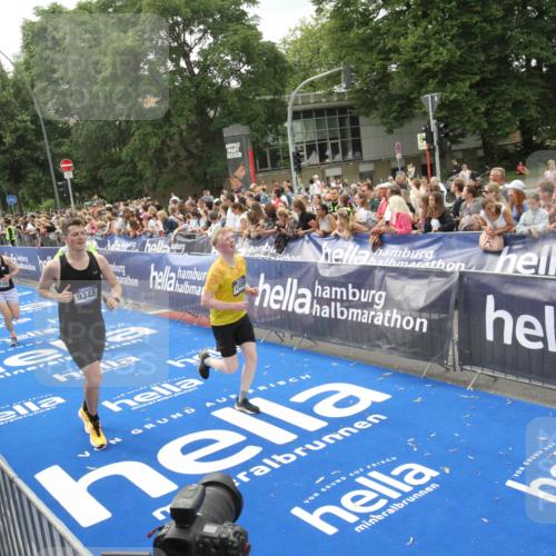 29.06.2025 - hella hamburg halbmarathon Michael Strokosch http://msf.ph/oto/8537323 29.06.2025 10:49:22 Ziel  meine-sportfotos.de