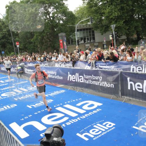 29.06.2025 - hella hamburg halbmarathon Michael Strokosch http://msf.ph/oto/8537324 29.06.2025 10:31:42 Ziel  meine-sportfotos.de