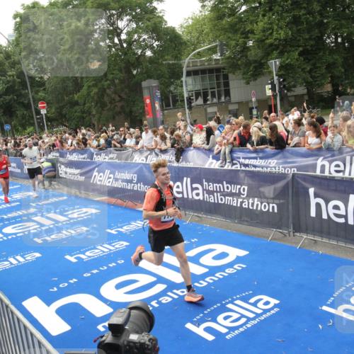 29.06.2025 - hella hamburg halbmarathon Michael Strokosch http://msf.ph/oto/8537325 29.06.2025 10:31:43 Ziel  meine-sportfotos.de