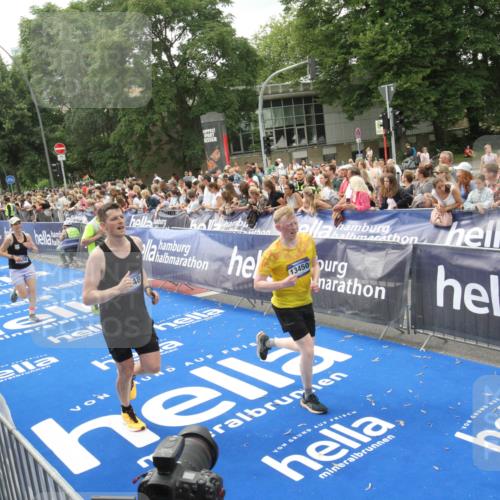 29.06.2025 - hella hamburg halbmarathon Michael Strokosch http://msf.ph/oto/8537326 29.06.2025 10:49:23 Ziel  meine-sportfotos.de