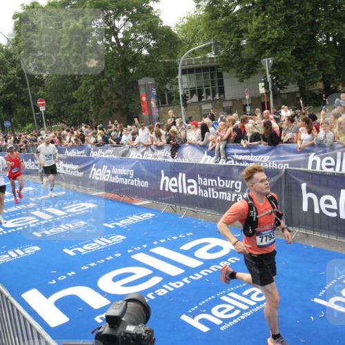 29.06.2025 - hella hamburg halbmarathon Michael Strokosch http://msf.ph/oto/8537327 29.06.2025 10:31:43 Ziel  meine-sportfotos.de