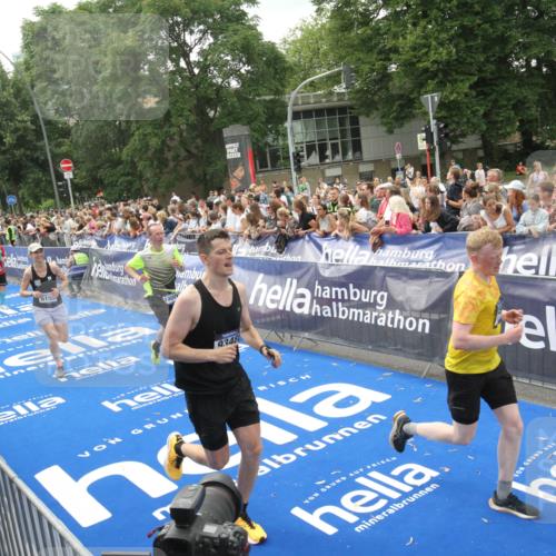 29.06.2025 - hella hamburg halbmarathon Michael Strokosch http://msf.ph/oto/8537328 29.06.2025 10:49:23 Ziel  meine-sportfotos.de