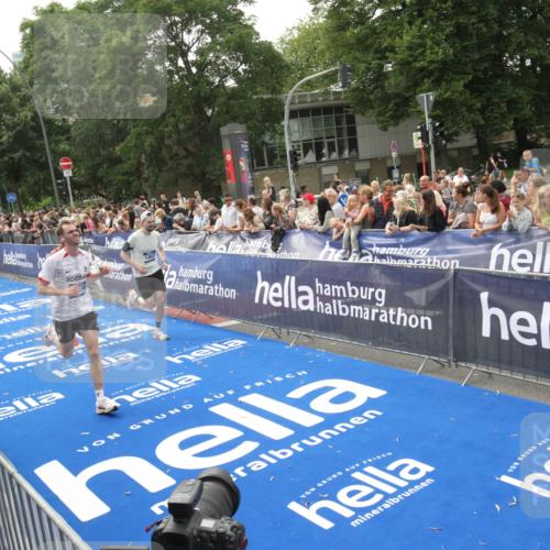 29.06.2025 - hella hamburg halbmarathon Michael Strokosch http://msf.ph/oto/8537331 29.06.2025 10:31:44 Ziel  meine-sportfotos.de