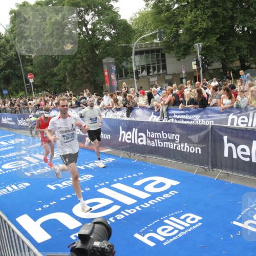 29.06.2025 - hella hamburg halbmarathon Michael Strokosch http://msf.ph/oto/8537333 29.06.2025 10:31:44 Ziel  meine-sportfotos.de