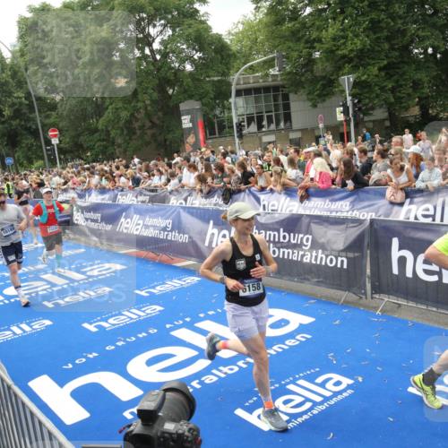 29.06.2025 - hella hamburg halbmarathon Michael Strokosch http://msf.ph/oto/8537334 29.06.2025 10:49:24 Ziel  meine-sportfotos.de