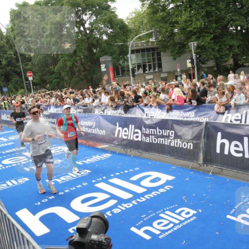 29.06.2025 - hella hamburg halbmarathon Michael Strokosch http://msf.ph/oto/8537335 29.06.2025 10:49:25 Ziel  meine-sportfotos.de