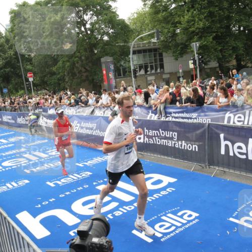 29.06.2025 - hella hamburg halbmarathon Michael Strokosch http://msf.ph/oto/8537336 29.06.2025 10:31:44 Ziel  meine-sportfotos.de