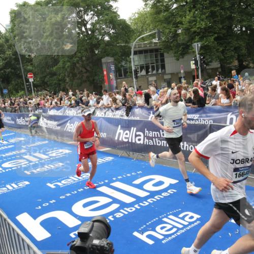 29.06.2025 - hella hamburg halbmarathon Michael Strokosch http://msf.ph/oto/8537337 29.06.2025 10:31:45 Ziel  meine-sportfotos.de