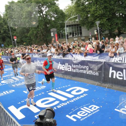 29.06.2025 - hella hamburg halbmarathon Michael Strokosch http://msf.ph/oto/8537338 29.06.2025 10:49:26 Ziel  meine-sportfotos.de