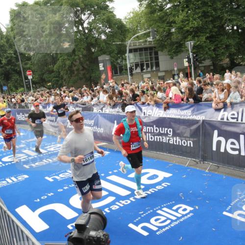 29.06.2025 - hella hamburg halbmarathon Michael Strokosch http://msf.ph/oto/8537339 29.06.2025 10:49:26 Ziel  meine-sportfotos.de