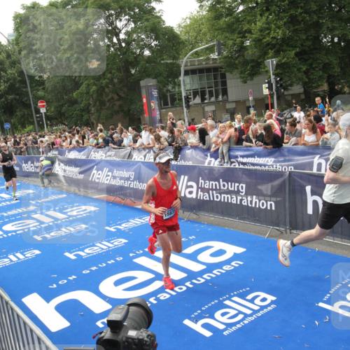 29.06.2025 - hella hamburg halbmarathon Michael Strokosch http://msf.ph/oto/8537340 29.06.2025 10:31:45 Ziel  meine-sportfotos.de