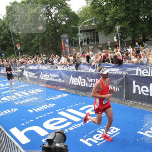 29.06.2025 - hella hamburg halbmarathon Michael Strokosch http://msf.ph/oto/8537342 29.06.2025 10:31:45 Ziel  meine-sportfotos.de