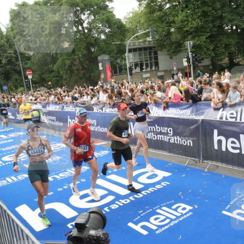 29.06.2025 - hella hamburg halbmarathon Michael Strokosch http://msf.ph/oto/8537343 29.06.2025 10:49:27 Ziel  meine-sportfotos.de