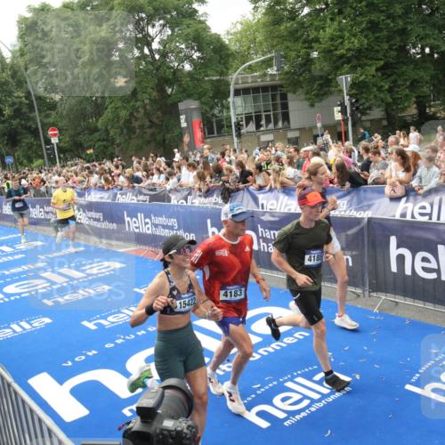 29.06.2025 - hella hamburg halbmarathon Michael Strokosch http://msf.ph/oto/8537345 29.06.2025 10:49:28 Ziel  meine-sportfotos.de