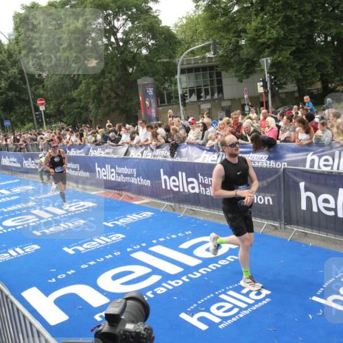 29.06.2025 - hella hamburg halbmarathon Michael Strokosch http://msf.ph/oto/8537346 29.06.2025 10:31:47 Ziel  meine-sportfotos.de