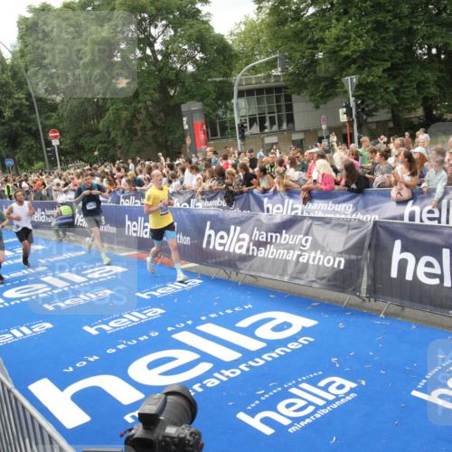 29.06.2025 - hella hamburg halbmarathon Michael Strokosch http://msf.ph/oto/8537347 29.06.2025 10:49:29 Ziel  meine-sportfotos.de