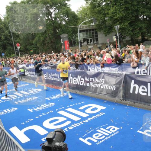 29.06.2025 - hella hamburg halbmarathon Michael Strokosch http://msf.ph/oto/8537349 29.06.2025 10:49:29 Ziel  meine-sportfotos.de
