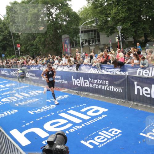 29.06.2025 - hella hamburg halbmarathon Michael Strokosch http://msf.ph/oto/8537350 29.06.2025 10:31:48 Ziel  meine-sportfotos.de