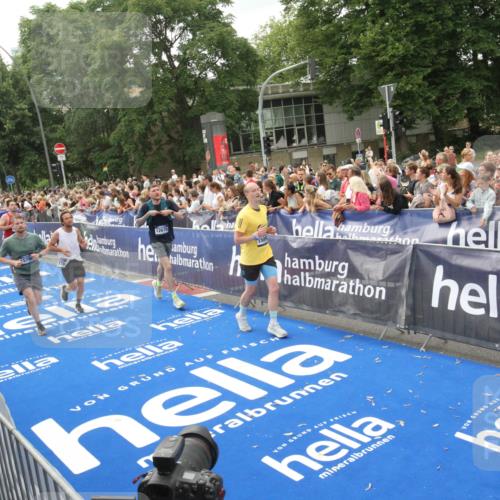 29.06.2025 - hella hamburg halbmarathon Michael Strokosch http://msf.ph/oto/8537351 29.06.2025 10:49:30 Ziel  meine-sportfotos.de