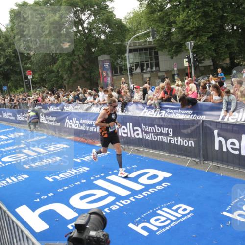 29.06.2025 - hella hamburg halbmarathon Michael Strokosch http://msf.ph/oto/8537352 29.06.2025 10:31:48 Ziel  meine-sportfotos.de