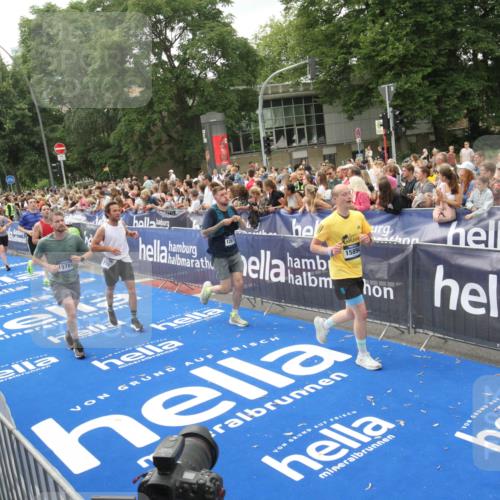 29.06.2025 - hella hamburg halbmarathon Michael Strokosch http://msf.ph/oto/8537353 29.06.2025 10:49:30 Ziel  meine-sportfotos.de