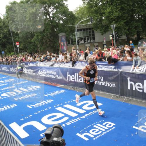 29.06.2025 - hella hamburg halbmarathon Michael Strokosch http://msf.ph/oto/8537354 29.06.2025 10:31:49 Ziel  meine-sportfotos.de