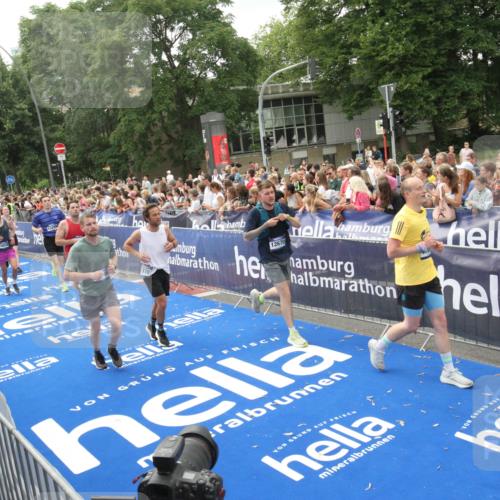 29.06.2025 - hella hamburg halbmarathon Michael Strokosch http://msf.ph/oto/8537355 29.06.2025 10:49:31 Ziel  meine-sportfotos.de