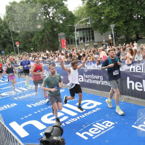 29.06.2025 - hella hamburg halbmarathon Michael Strokosch http://msf.ph/oto/8537357 29.06.2025 10:49:31 Ziel  meine-sportfotos.de