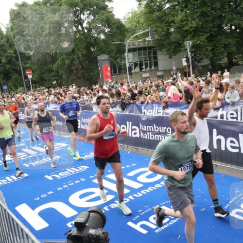 29.06.2025 - hella hamburg halbmarathon Michael Strokosch http://msf.ph/oto/8537361 29.06.2025 10:49:32 Ziel  meine-sportfotos.de