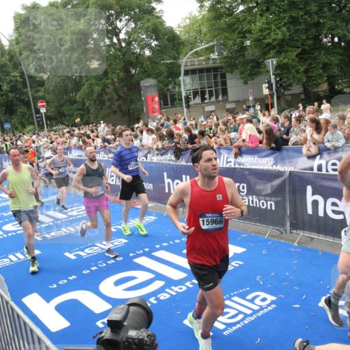 29.06.2025 - hella hamburg halbmarathon Michael Strokosch http://msf.ph/oto/8537363 29.06.2025 10:49:32 Ziel  meine-sportfotos.de