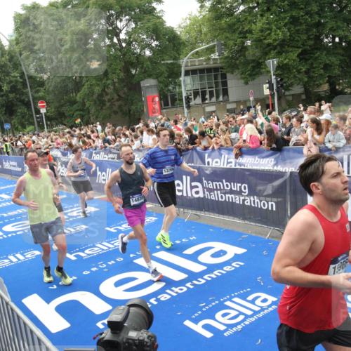 29.06.2025 - hella hamburg halbmarathon Michael Strokosch http://msf.ph/oto/8537365 29.06.2025 10:49:33 Ziel  meine-sportfotos.de