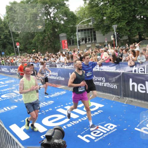 29.06.2025 - hella hamburg halbmarathon Michael Strokosch http://msf.ph/oto/8537367 29.06.2025 10:49:33 Ziel  meine-sportfotos.de