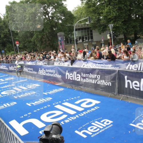 29.06.2025 - hella hamburg halbmarathon Michael Strokosch http://msf.ph/oto/8537370 29.06.2025 10:31:54 Ziel  meine-sportfotos.de