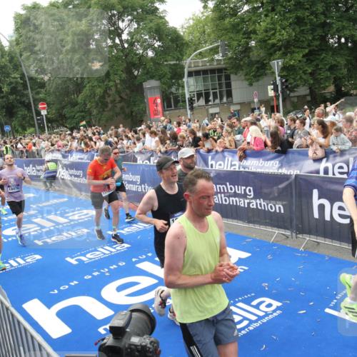 29.06.2025 - hella hamburg halbmarathon Michael Strokosch http://msf.ph/oto/8537371 29.06.2025 10:49:34 Ziel  meine-sportfotos.de